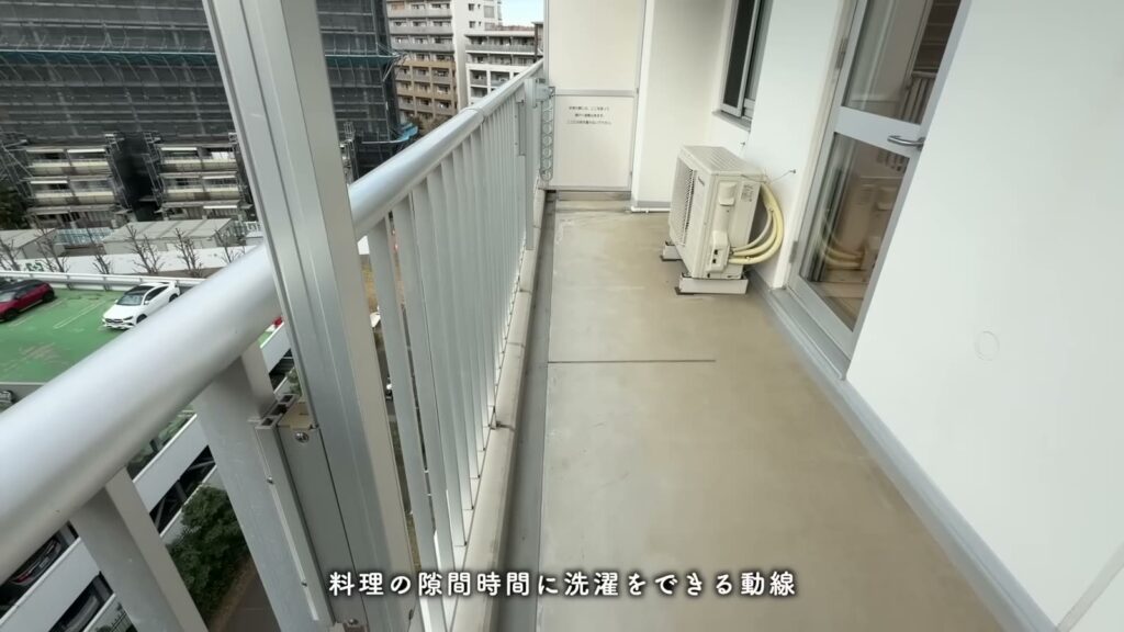 ハートアイランド新田四番街 3LDKのバルコニーの奥