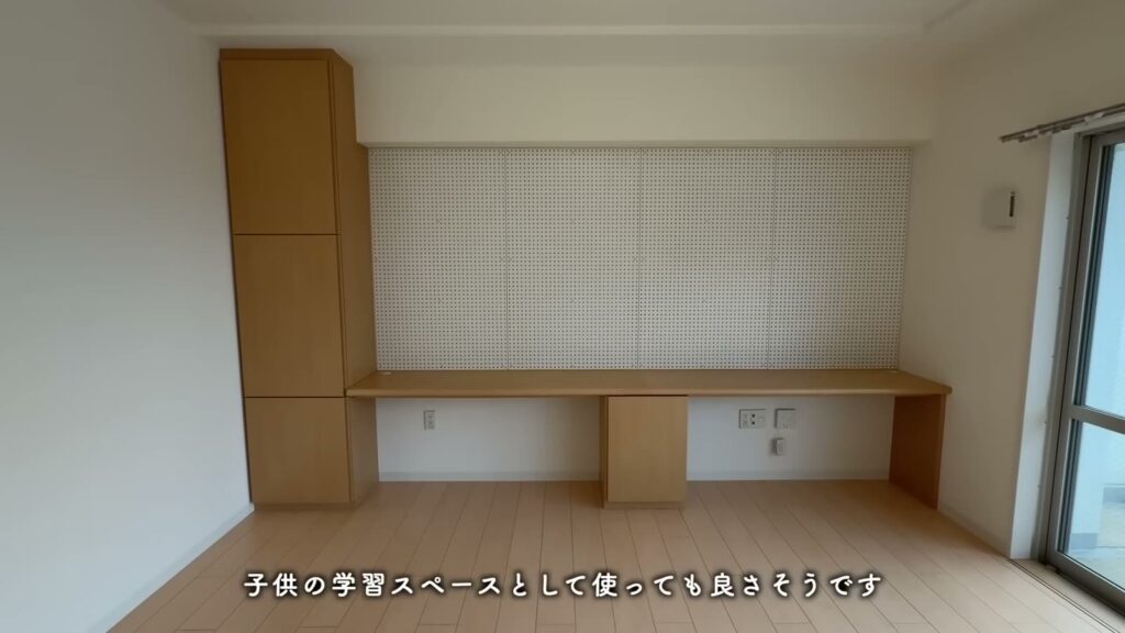 ハートアイランド新田四番街 3LDKの壁面のデスク