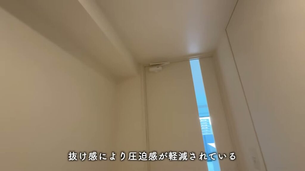 プレシア高砂 1LDKのスリット窓の扉