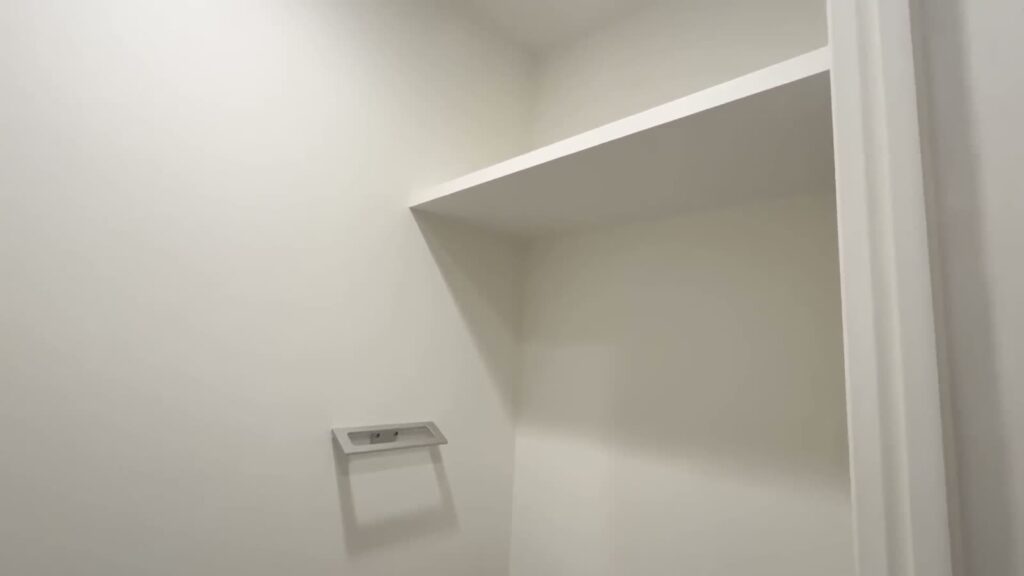 プレシア高砂 1LDKのトイレの棚