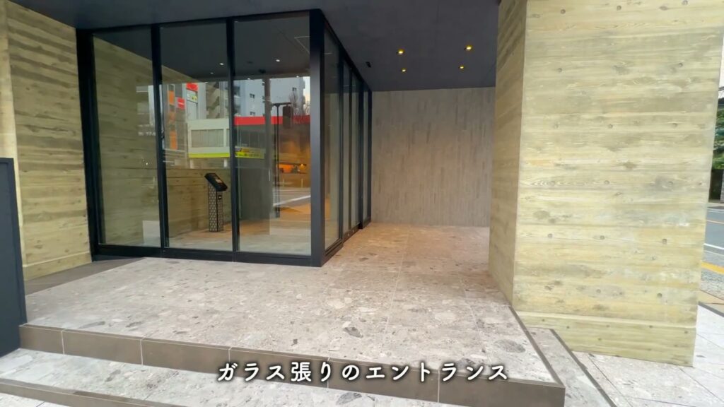RJRプレシア高砂 2SLDKのガラス張りの入口