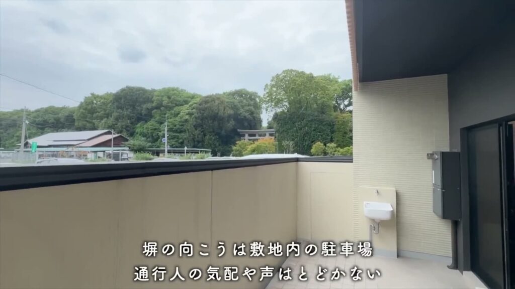 RJRプレシア六本松 1LDKの塀の向こう