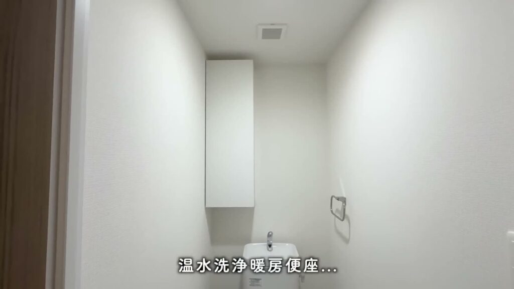 RJRクオーレ東比恵 1LDKのトイレの吊り戸棚