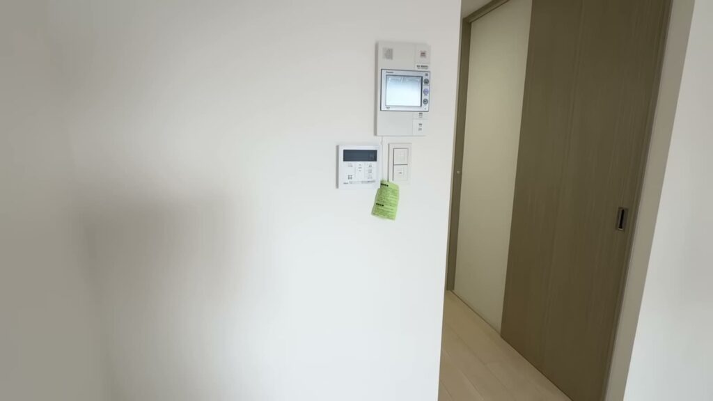 Maison de R 東比恵 1Kの給湯器パネルと照明スイッチ