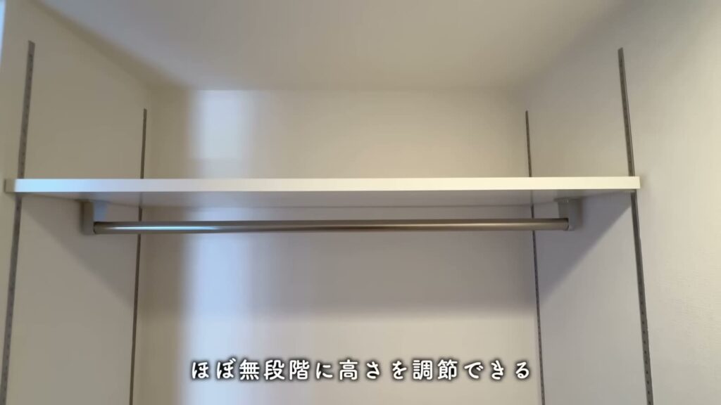 RJRプレシア博多 2LDKの可動棚とハンガーパイプ