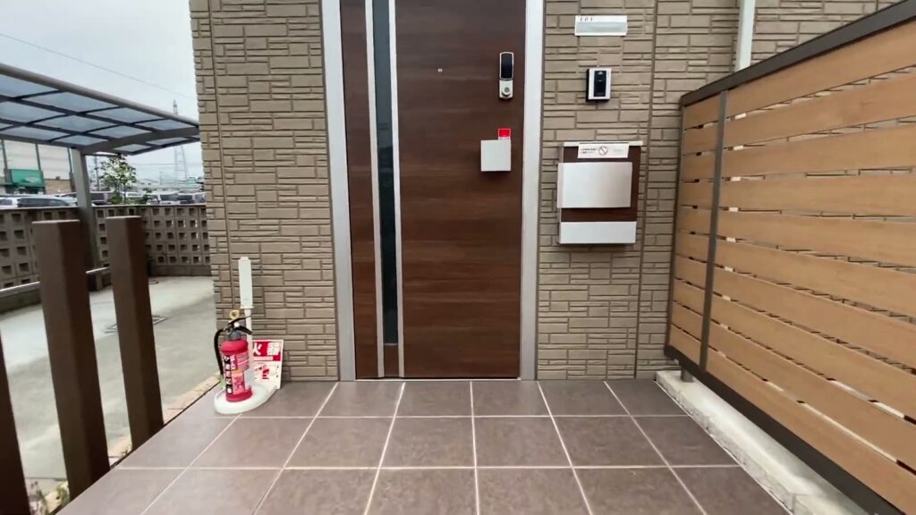 ガーデンハウスA棟 3LDKの玄関前
