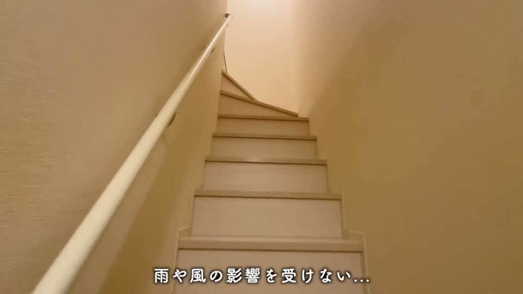 フルール上賀茂 1Rの手すり付き階段