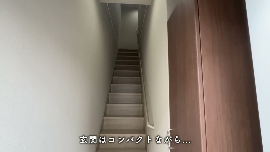 アルデバランB棟 1LDK+Sの玄関と階段