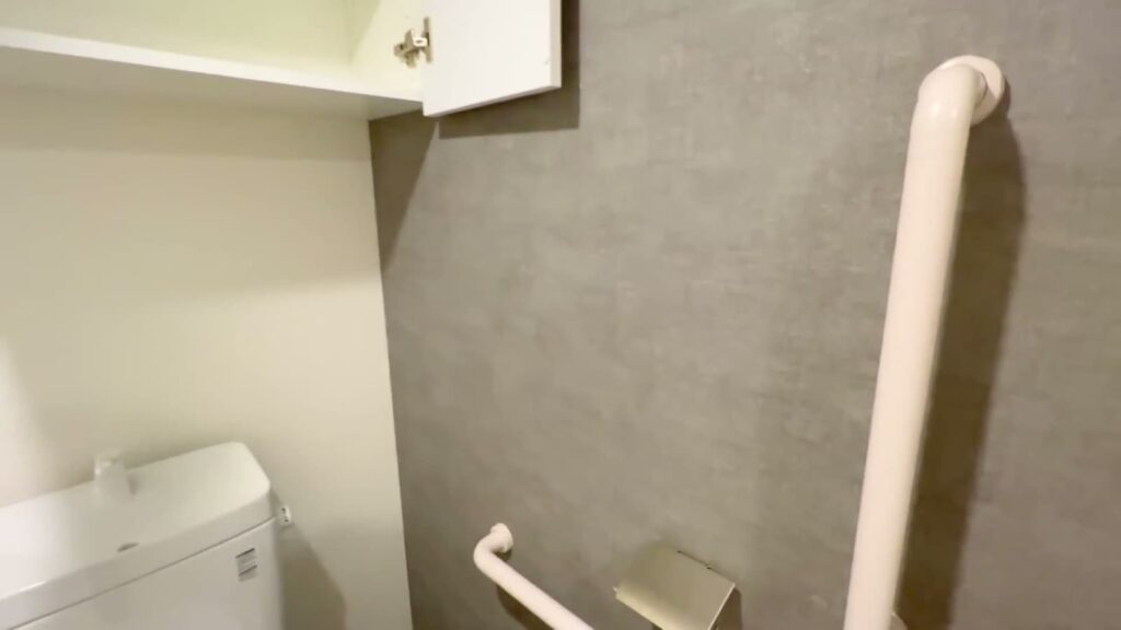 中野本町パークサイドレジデンス 1DKのトイレの手すり