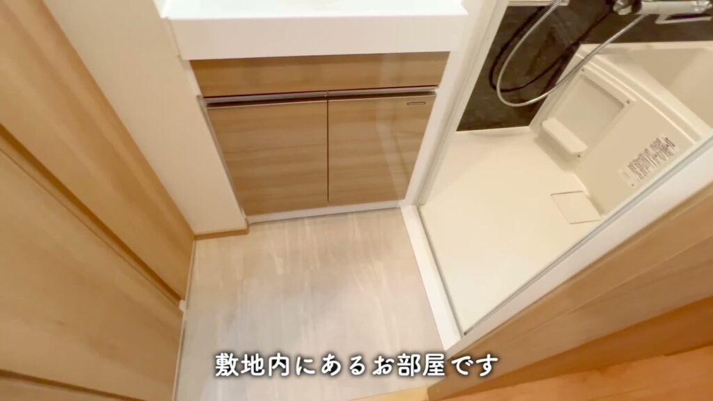 ハーモニーレジデンスパレスフロント 1LDKの洗面台と浴室入口