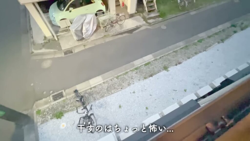 BACE小田 ワンルームの窓から下を見る