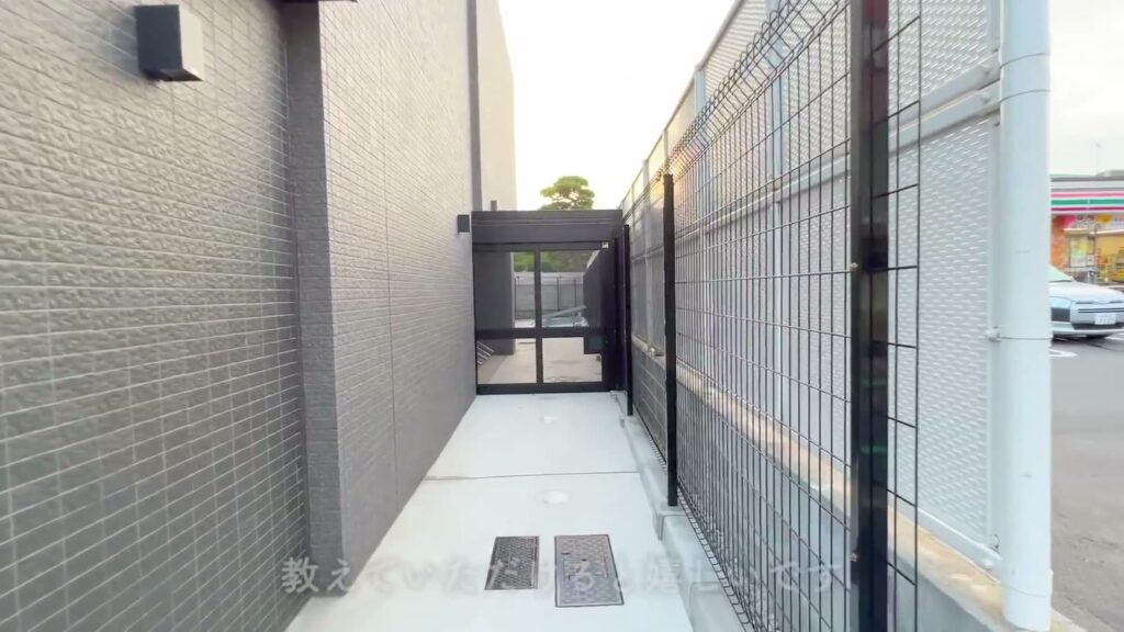 ラフィスタ亀有 1DKの建物脇の通路