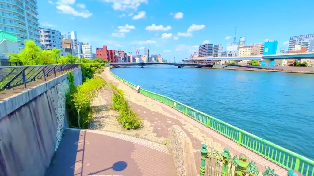 ブライズ東日本橋 1Kの隅田川沿いの遊歩道