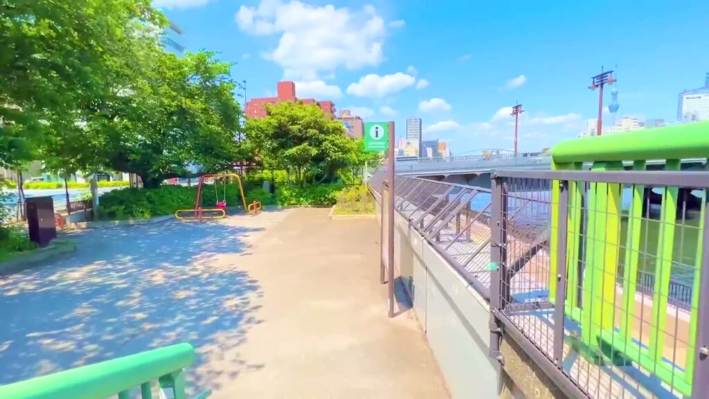ブライズ東日本橋 1Kの川沿いの公園
