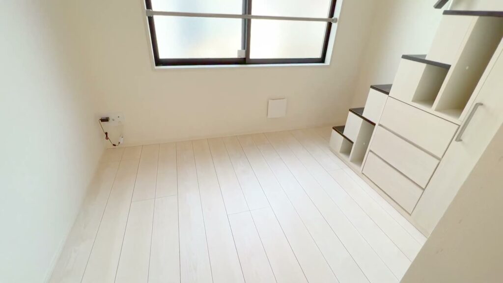 ハーモニーテラス江原町Ⅱ 1R+ロフトの洋室の窓側