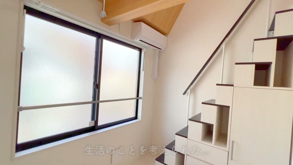 ハーモニーテラス江原町Ⅱ 1R+ロフトの窓と階段
