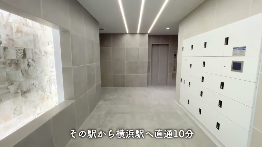 横浜市南区高砂町 1Kの宅配ボックスとエレベーター