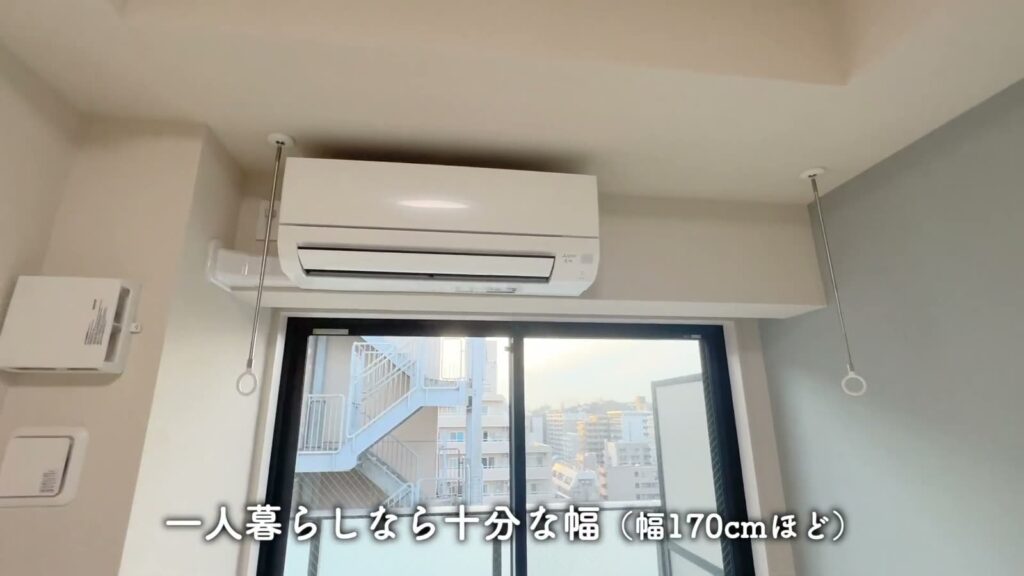 阪東橋の賃貸マンション 1Kのエアコンと物干し金具