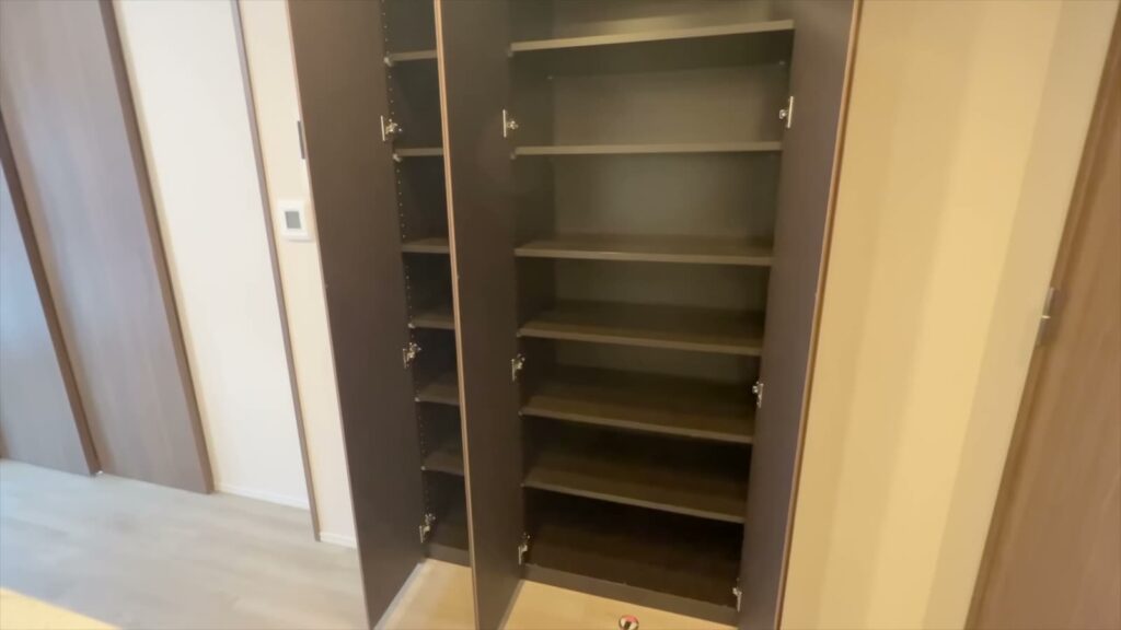 オーパスレジデンス武蔵小山 1LDKのキッチン横の収納棚