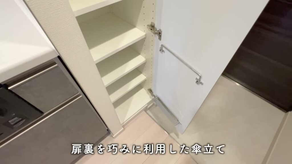 クレヴィスタ横浜大口 1Kの扉裏の傘立て