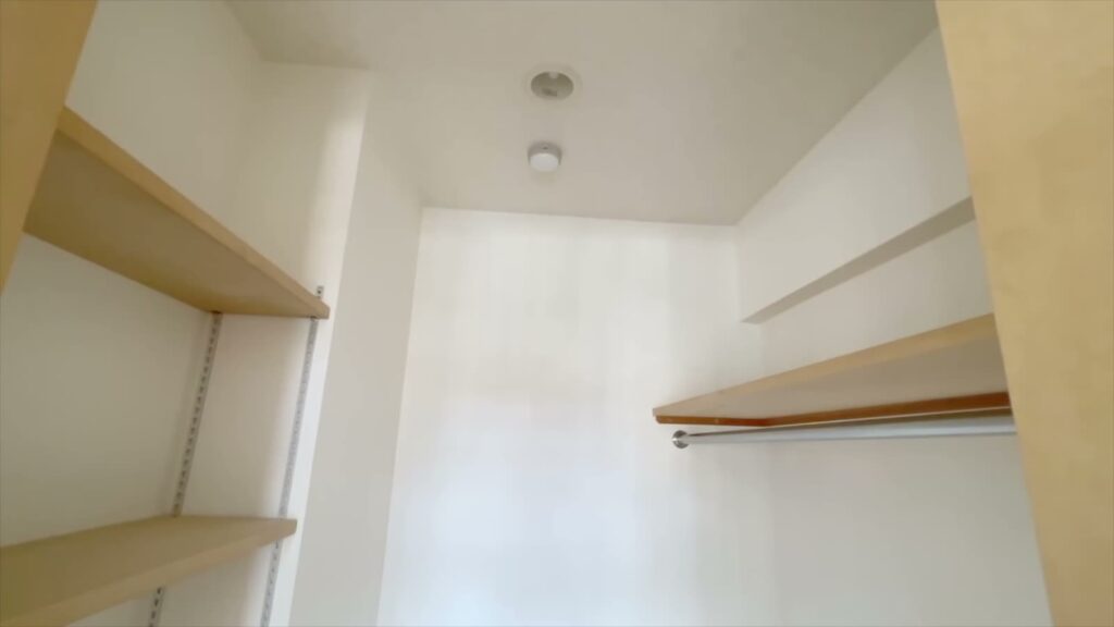 1LDKの棚と天井