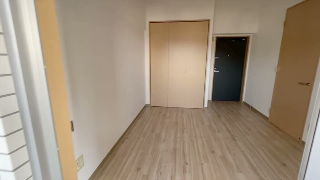 1LDKの洋室とセカンド玄関