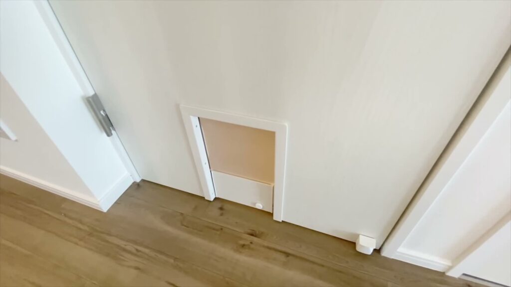 イヌネコヒルズ 1LDKのペットドア全体