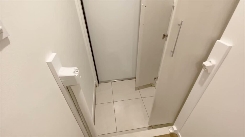 イヌネコヒルズ 1LDKの玄関まわり