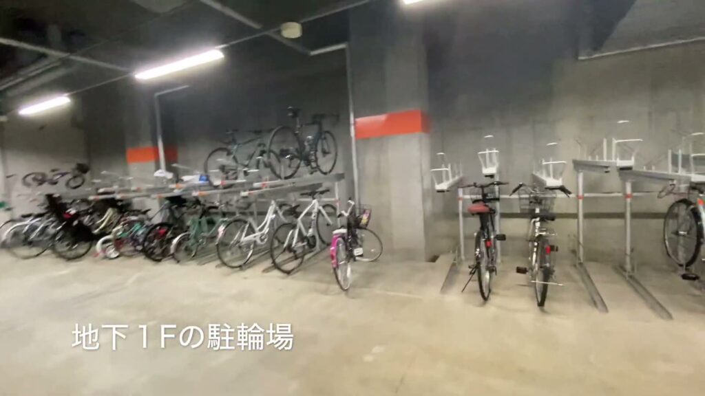 百道タワー（THE MOMOCHI TOWER） 3LDKの地下1階の駐輪場