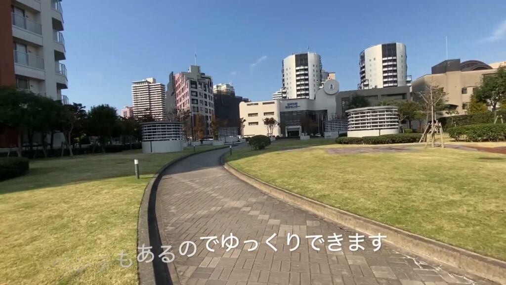 百道タワー（THE MOMOCHI TOWER） 3LDKの敷地内の遊歩道