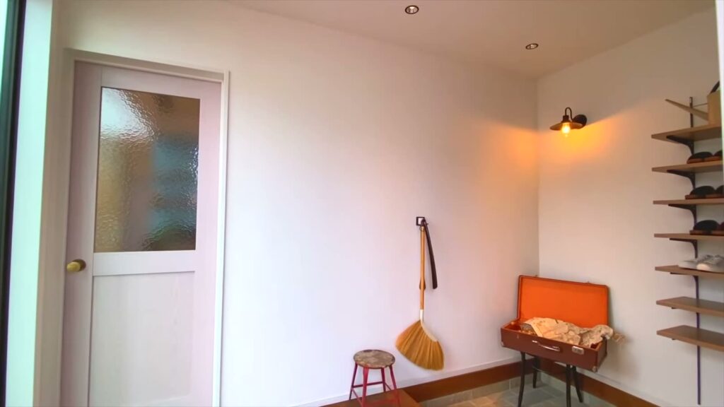 リブワークの平屋（スザンヌさんプロデュース） 平屋のほうきと玄関扉