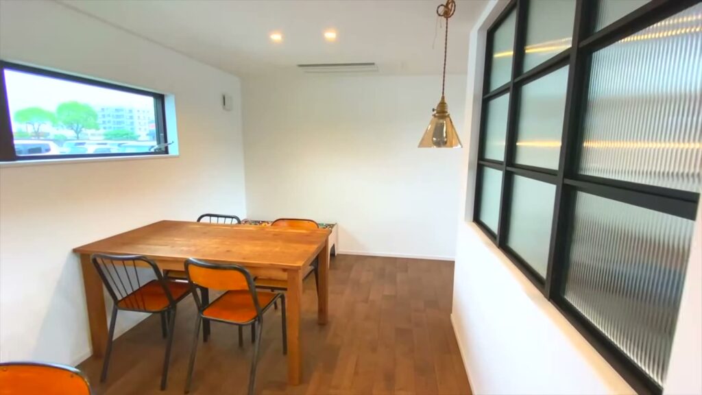 リブワークの平屋（スザンヌさんプロデュース） 平屋のテーブルのある小部屋