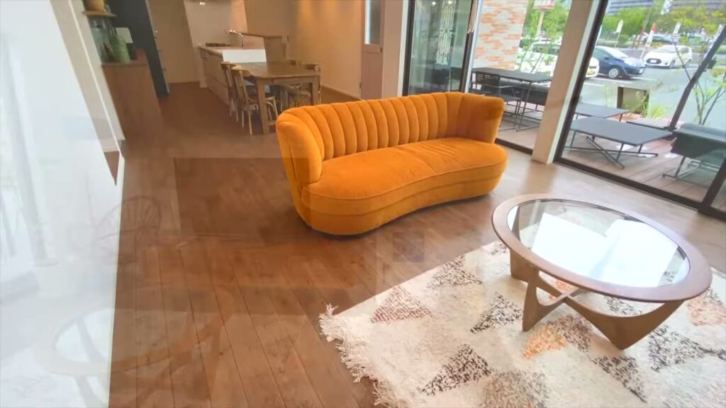 リブワークの平屋（スザンヌさんプロデュース） 平屋のソファとテーブル