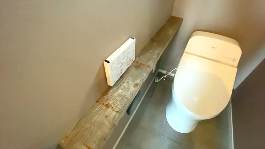 リブワークの平屋（スザンヌさんプロデュース） 平屋の手洗いと便器