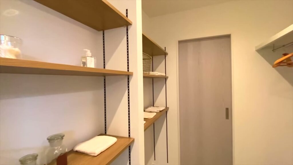リブワークの平屋（スザンヌさんプロデュース） 平屋の棚と扉