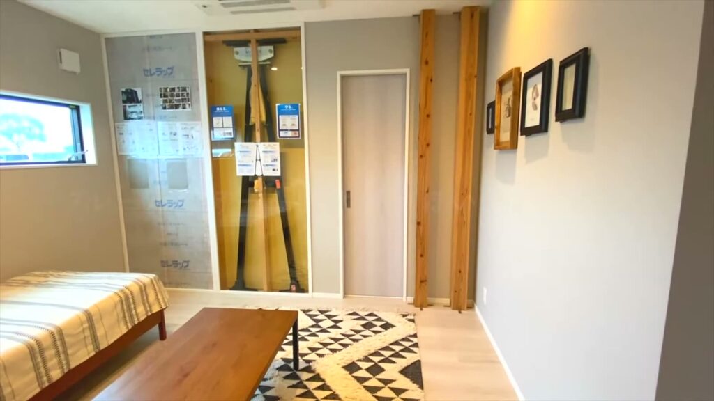 リブワークの平屋（スザンヌさんプロデュース） 平屋の壁と扉