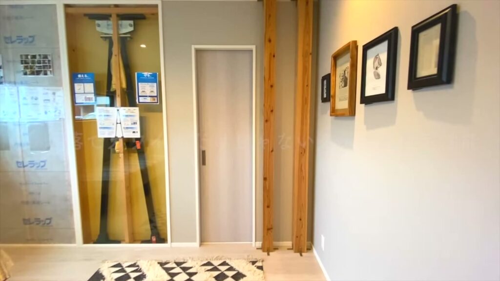 リブワークの平屋（スザンヌさんプロデュース） 平屋の見える柱と壁