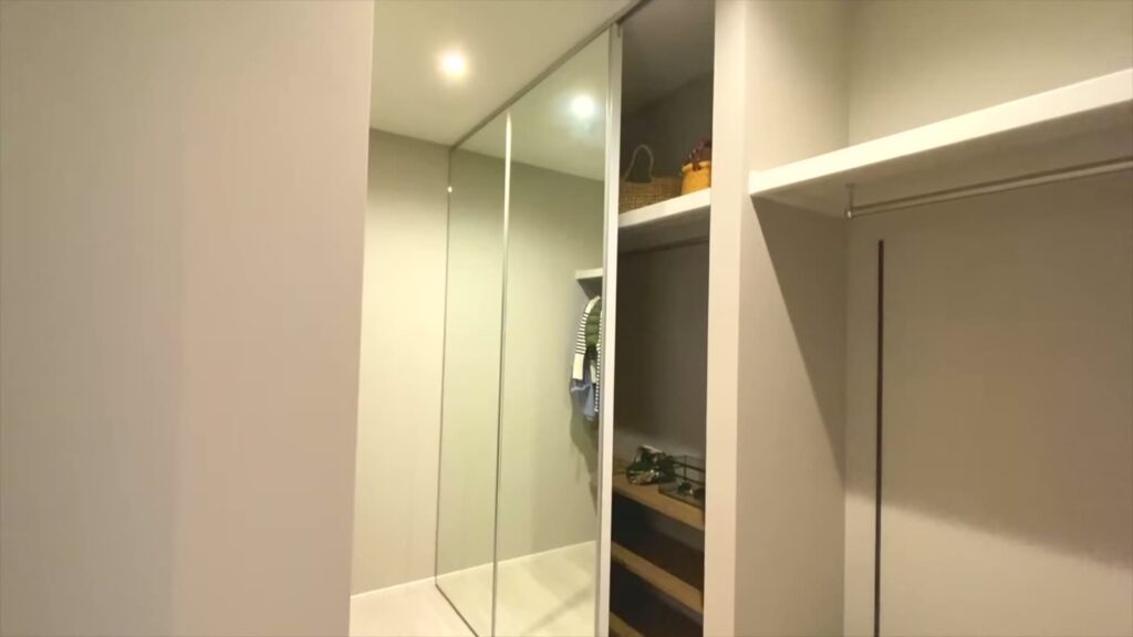 リブワークの平屋（スザンヌさんプロデュース） 平屋の鏡付きの扉