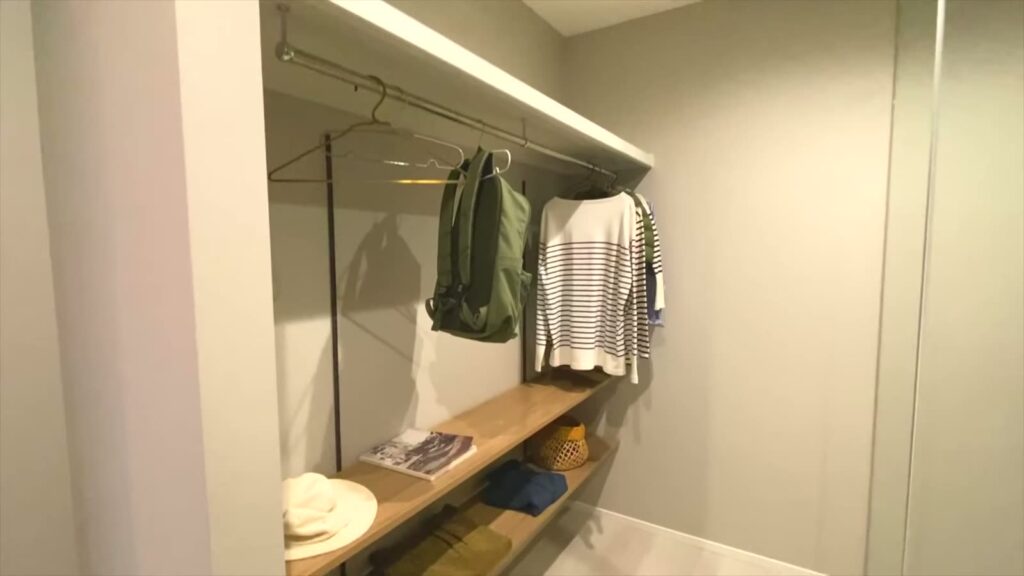 リブワークの平屋（スザンヌさんプロデュース） 平屋の衣類を掛けた収納