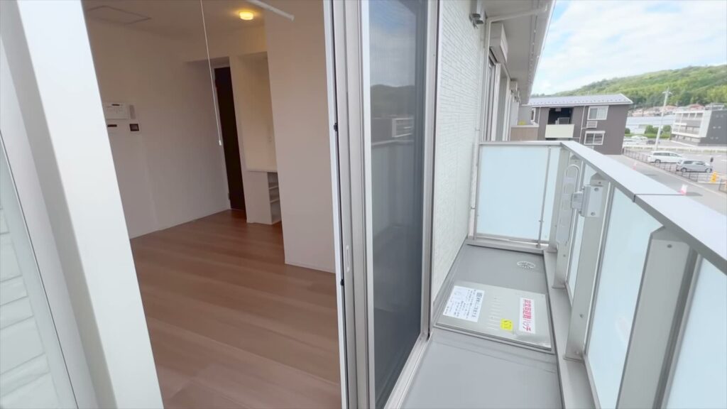 東広島市の賃貸アパート 1LDKのバルコニーとLDK