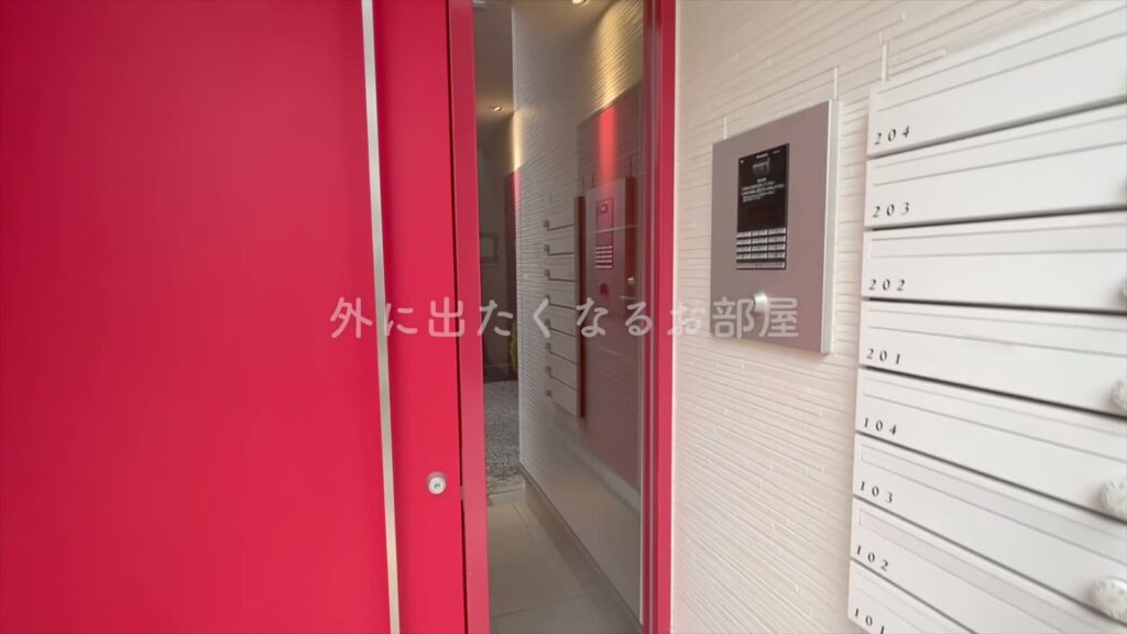 1LDKのルーフバルコニー付き物件 1LDKのエントランスの赤い扉