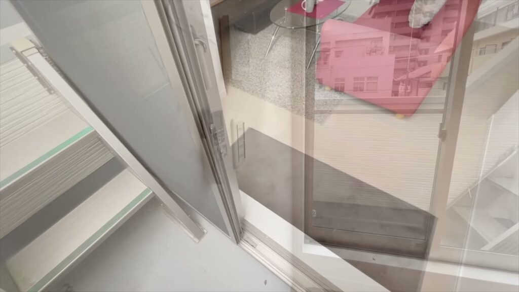 1LDKのルーフバルコニー付き物件 1LDKの階段への入口