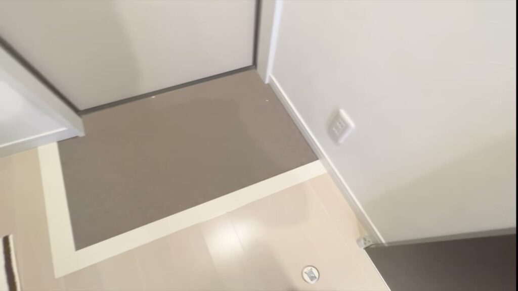 1LDKのルーフバルコニー付き物件 1LDKの玄関タイル