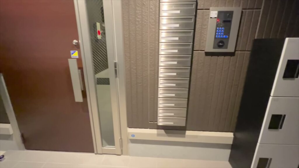東広島市の1LDK 1LDKの集合ポストとオートロック