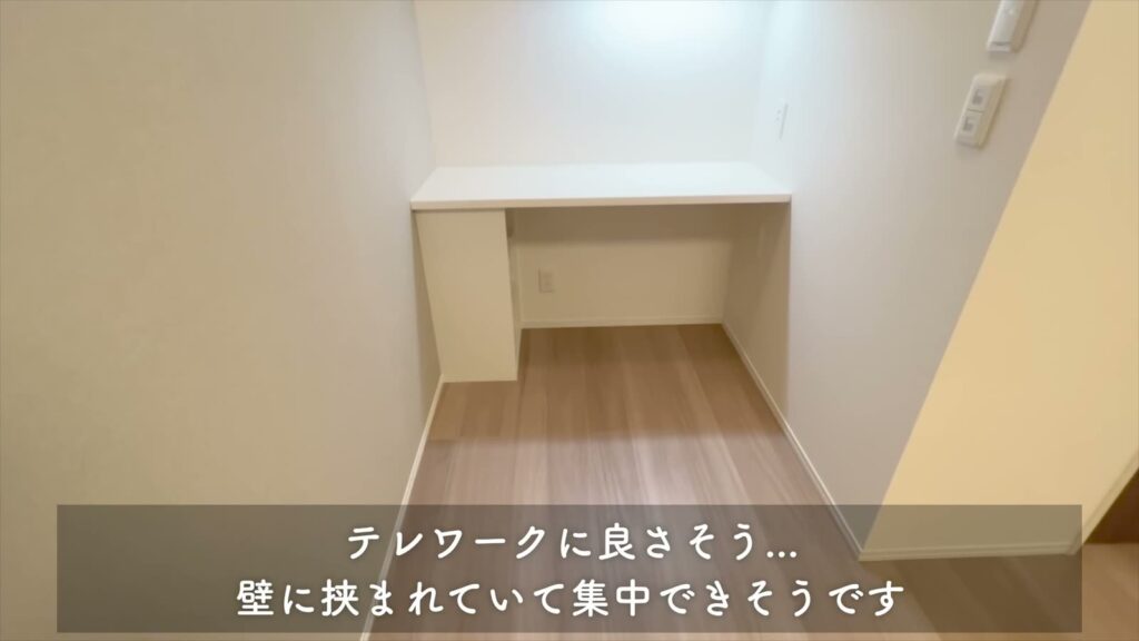 東広島市の1LDK 1LDKのデスクと棚