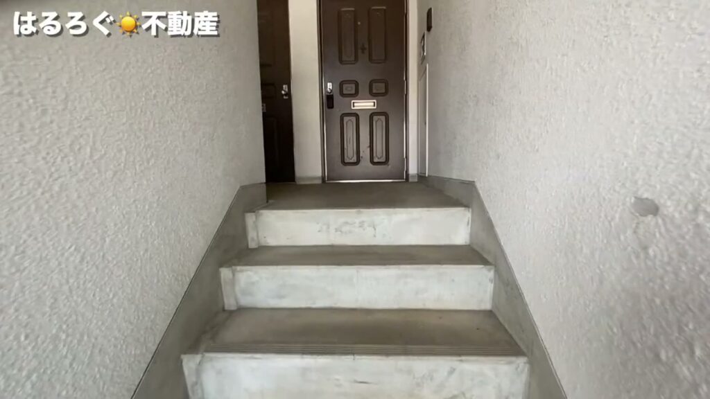 鴨原マンション 3LDKの階段