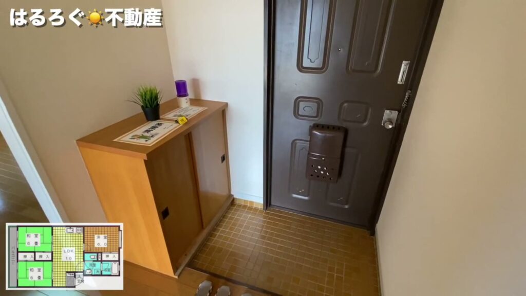 鴨原マンション 3LDKの玄関と靴箱