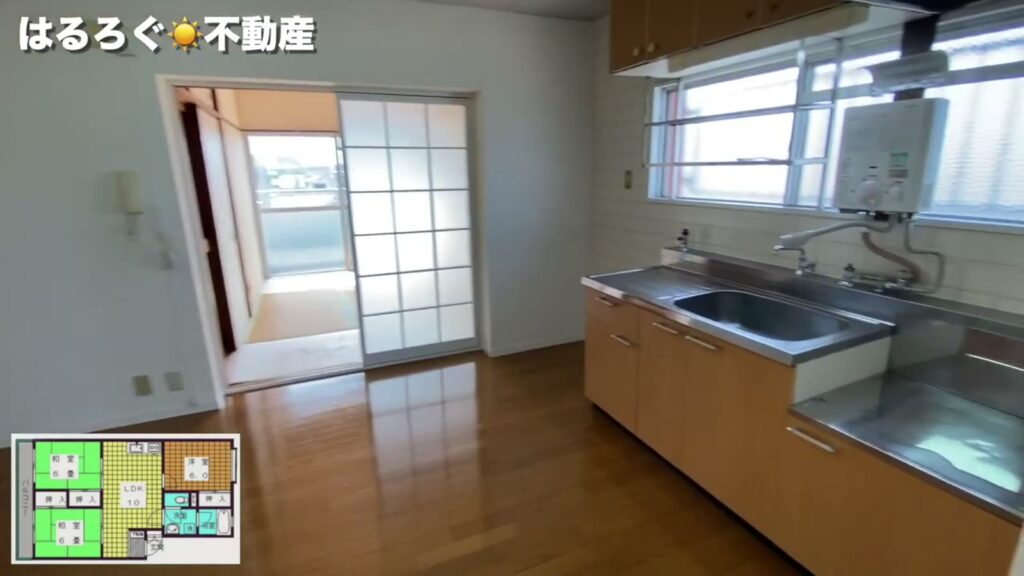 鴨原マンション 3LDKの窓とキッチン