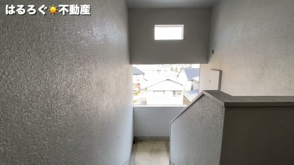 鴨原マンション 3LDKの階段