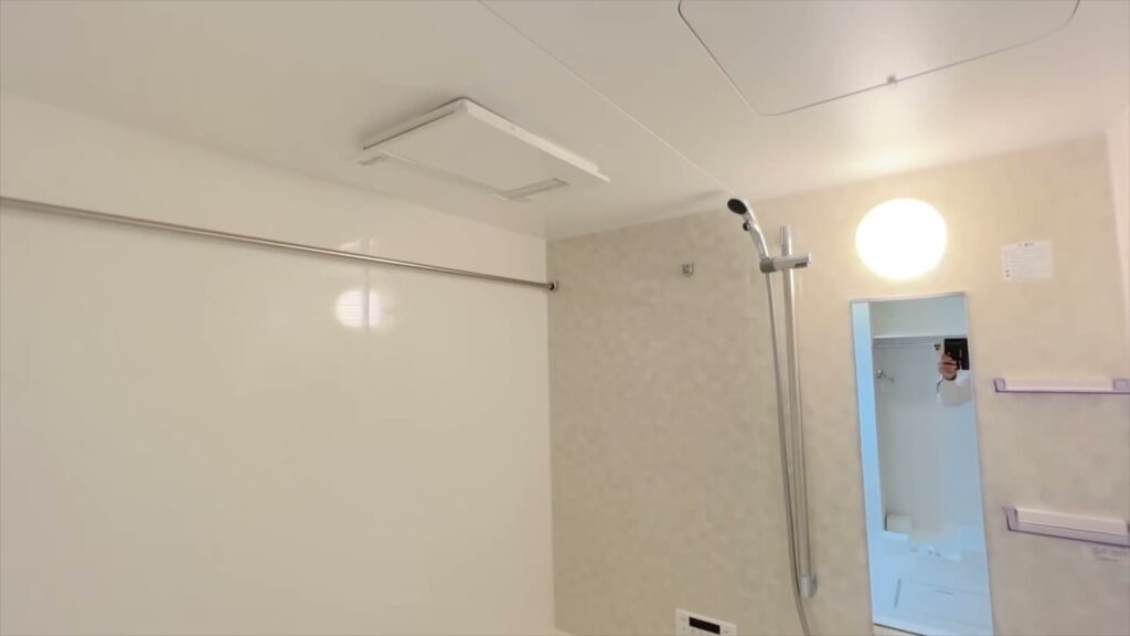2LDKの浴室の壁